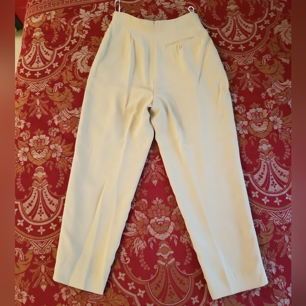 Pre-owned vintage Ann Taylor Silk gold pant. Size 10